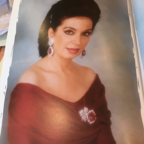 Mrs Nazik Hariri former President of Libanon with a brooch rubies more than 100 cts, cabochon Burmese ruby