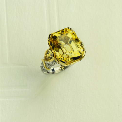 High Jewellery Repossi Ring with an emerald cut yellow sapphire from Ceylon of 42 cts, set in white gold with diamonds and two small drop of yellow sapphire